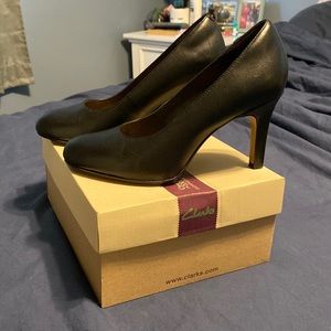 Clark’s Heavenly Star black leather pumps